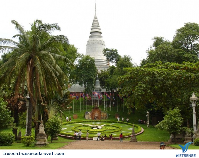 Campuchia nổi tiếng với Chùa Wat Phnom tuyệt đẹp - Ảnh 1