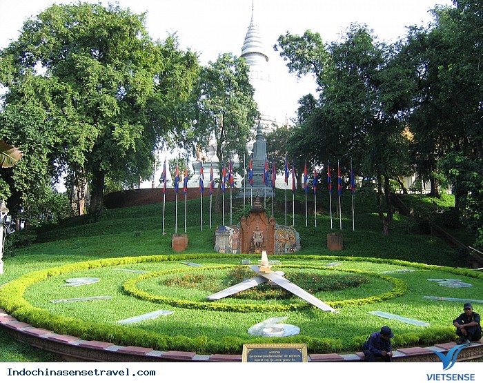 Campuchia nổi tiếng với Chùa Wat Phnom tuyệt đẹp - Ảnh 4
