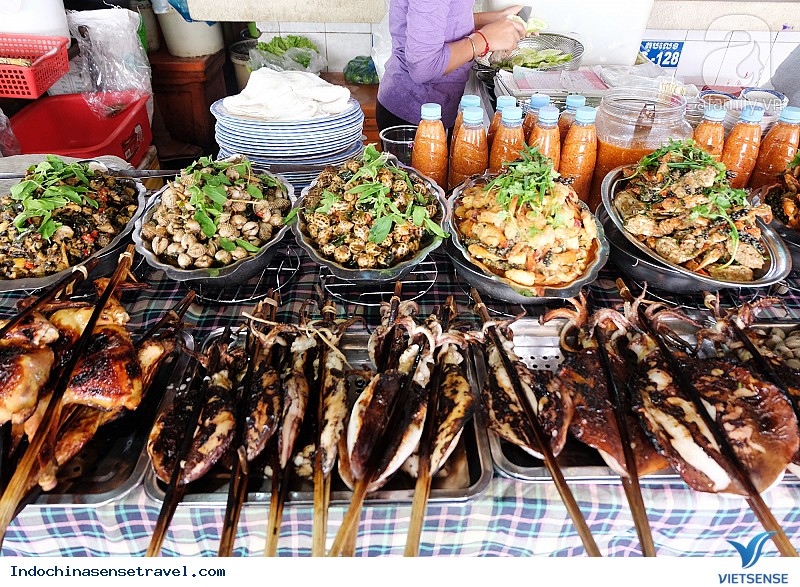 Thửơng thức ăn đường phố ở Siem Reap