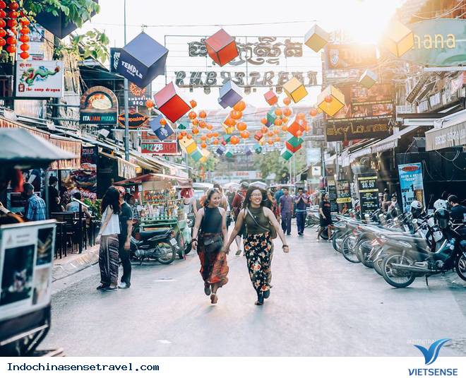 Chợ đêm nhộn nhịp