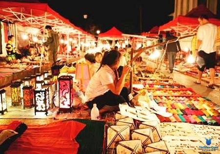 DẠO MỘT VÒNG CHỢ ĐÊM CỦA NGƯỜI LÀO dao-mot-vong-cho-dem-cua-nguoi-lao