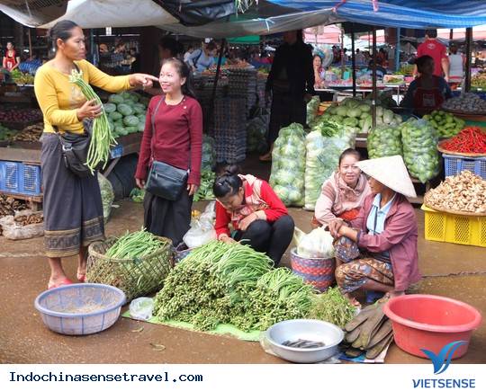Khu chợ của người Việt ở Lào