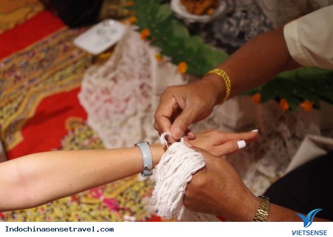 Thích thú tục buộc dây đón khách tại Lào - Ảnh 1