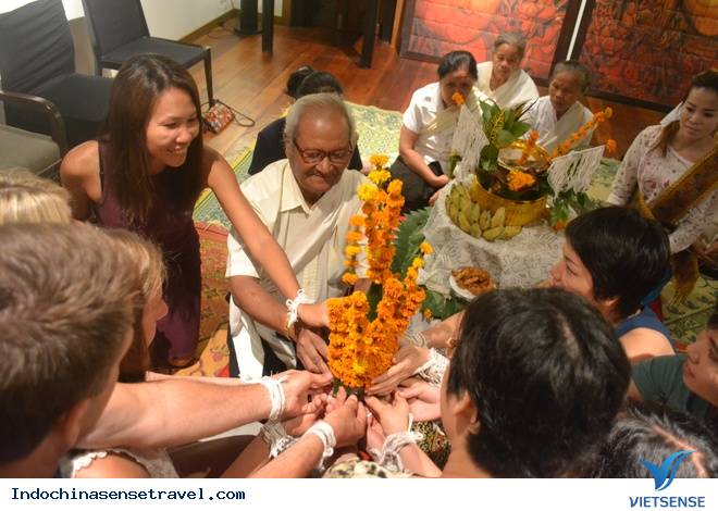 Thích thú tục buộc dây đón khách tại Lào - Ảnh 2